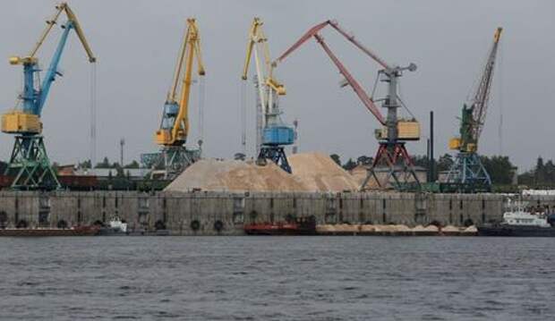 A view shows a cargo port on the Yenisei river in the town of Lesosibirsk, north of Krasnoyarsk, Siberia, Russia July 12, 2016. Picture taken July 12, 2016. REUTERS/Ilya Naymushin