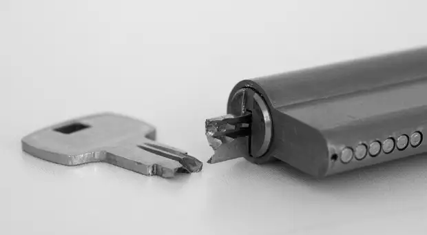 Как поменять личинку в замке: правила выбора детали и пошаговая ...