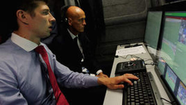 1 сентября. Бари. Пьерлуиджи КОЛЛИНА (на заднем плане), курирующий в УЕФА судейские вопросы, участвует в одном из тестов ФИФА по использованию видеоарбитров.