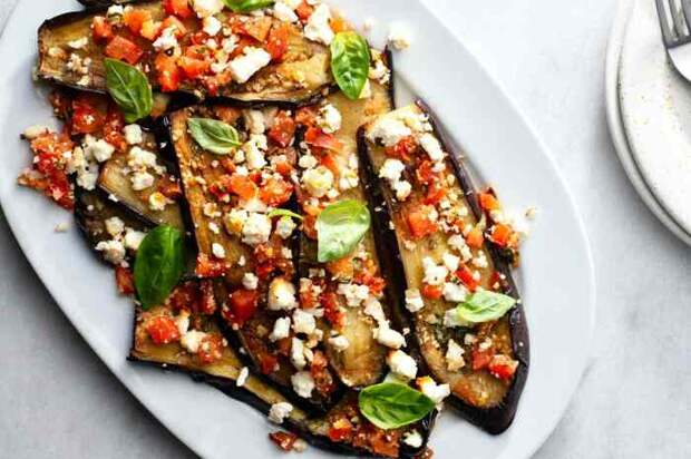 Баклажаны с фетой. \ Фото: thespruceeats.com. Баклажаны с фетой. \ Фото: thespruceeats.com.