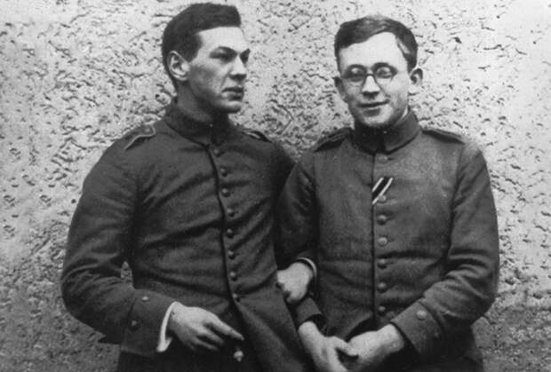 Унтер-офицер рейхсвера Рихард Зорге (слева) в берлинском лазарете. 1915 год