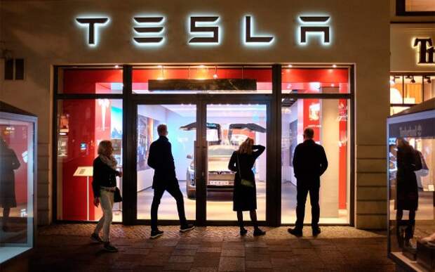 Этим летом Tesla объявила о масштабной сервисной кампании для своих моделей в Китае из-за проблемы с адаптивным круиз-контролем. Кампания затронула 285 000 единиц Model 3 и Model Y, включая машины, импортированные в Китай и произведенные в стране. Tesla пообещала выпустить новое программное обеспечение, которое решит проблему, поскольку оно будет устанавливаться удаленно, и владельцам проблемных автомобилей не придется посещать сервисный центр. Однако акции оказались довольно дорогими для компании Маска, поскольку продажи в Китае упали на 69%.