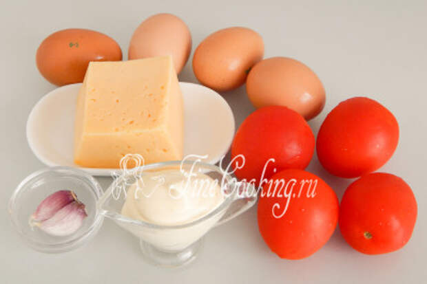 для приготовления этого простого и вкусного салата нам понадобятся следующие ингредиенты: помидоры, куриные яйца, сыр, майонез и свежий чеснок