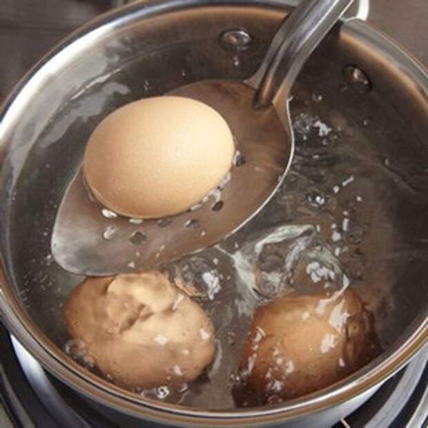 Быстро очистить можно только правильно сваренные яйца. /Фото: i1.wp.com