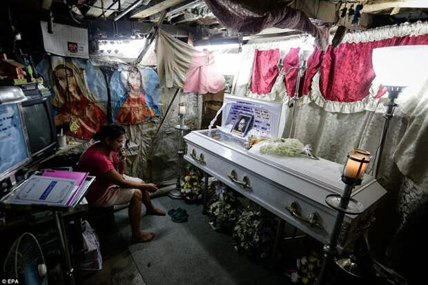 Мать Кристины Джон Сайлог скорбит по своей дочери: девочка была убита в перестрелке шальной пулей в канун Рождества  дутерте, филиппины против наркотиков
