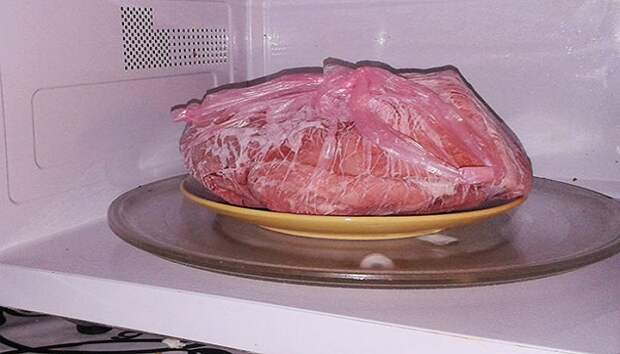 Почему нельзя размораживать мясо в микроволновке. / Фото: zhiteiskiesovety.ru