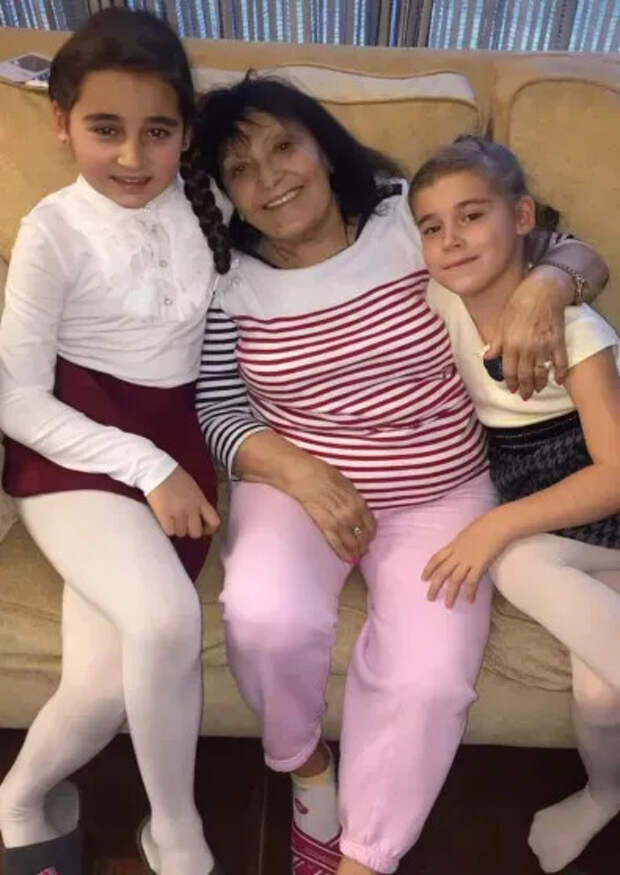 БАбушка Алсу с правнучками