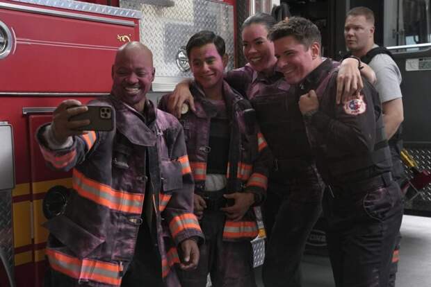 Selfie with the crew - 9-1-1: Lone Star Season 4 Episode 6