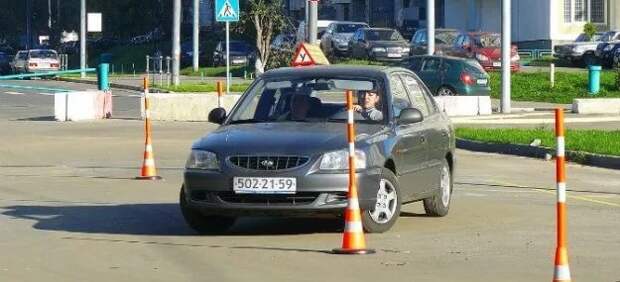 Автошколам разрешили принимать экзамены на права 