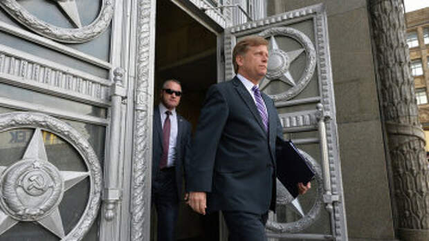 Бывший посол США в России Майкл Макфол выходит из здания Министерства иностранных дел в Москве. Архивное фото