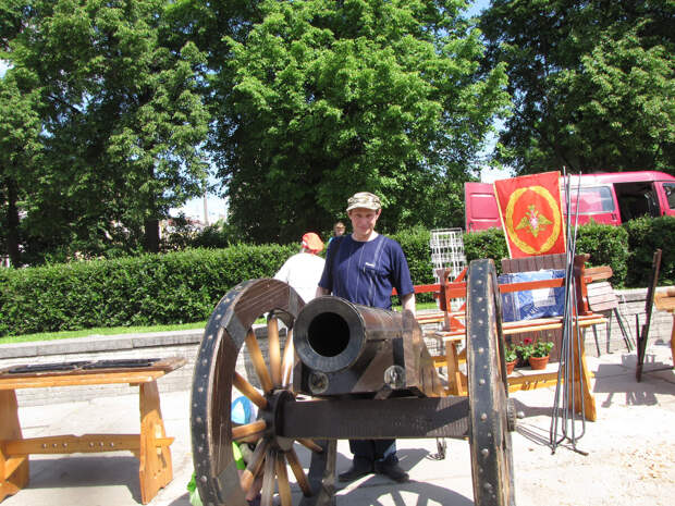 ЗкГДк Елена Драпеко предложила создать национального героя России , но герои уже есть , только их за телами Депутатов не видно