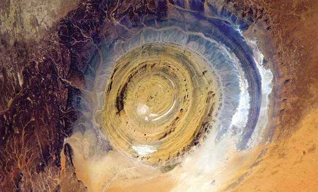 Структура Ришат (Глаз Сахары), расположена в мавританской части пустыни, диаметр геологического образования 50 километров.