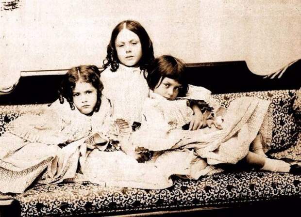Фотография трёх сестёр Лидделл - Эдит, Лорины и Алисы (слева направо). Автор: Льюис Кэрролл.