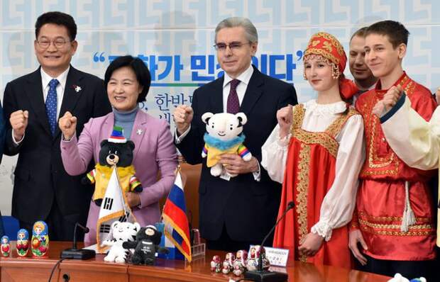 Плевать на запрет: В Корее иностранцы встречают наших спортсменов с флагами России