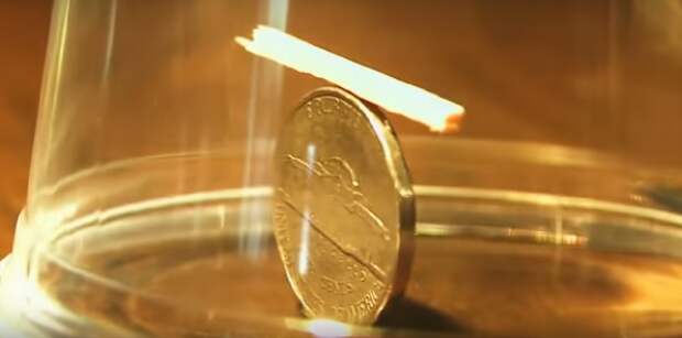 Загадка для настоящих гениев: как убрать спичку с монеты, если они накрыты пластиковым стаканом?