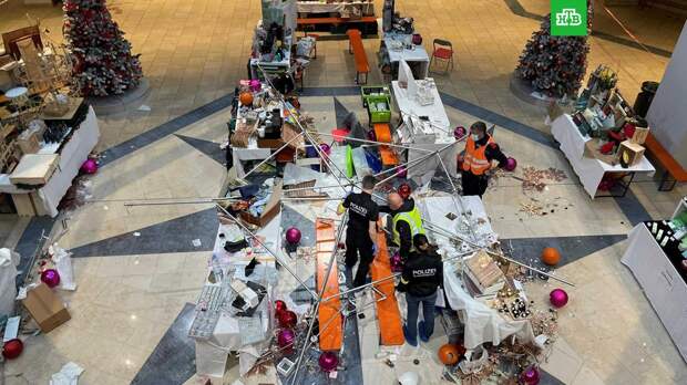 Рождественская звезда рухнула на посетителей торгового центра в Швейцарии