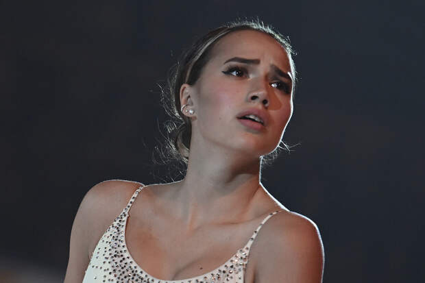 Загитова заявила, что не отдает конфеты в детские дома