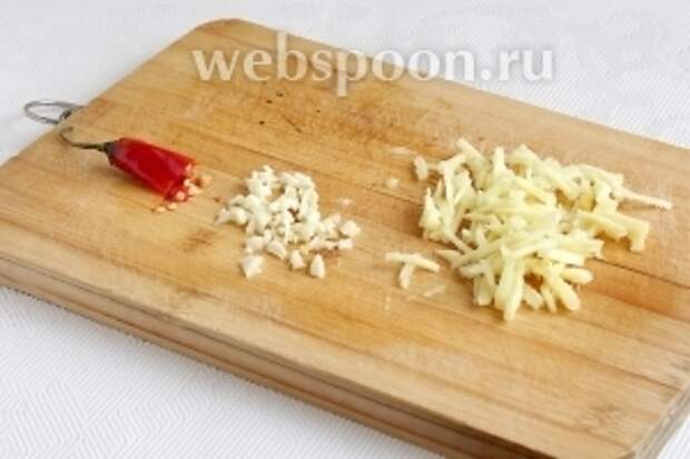 Для соуса имбирь нарезать соломкой, чеснок измельчить, перец чили можно оставить целым или разрезать пополам.