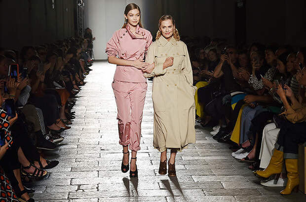 Все та же Лорен Хаттон в роли модели в показе Bottega Veneta (весна-лето 2017) Все та же Лорен Хаттон в роли модели в показе Bottega Veneta (весна-лето 2017)