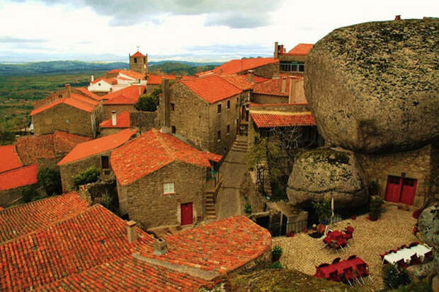Удивительная деревня Монсанто в Португалии