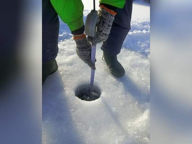 Толщина льда на озере Арей достигла 54 сантиметров