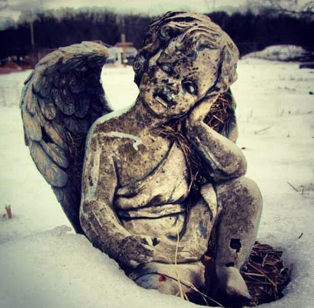 Жуткие кладбищенские статуи (17 фото)