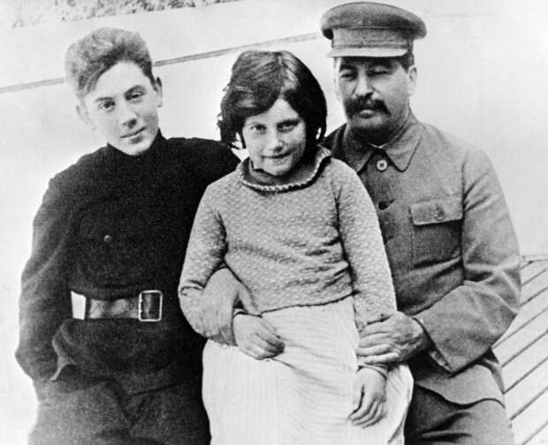 Иосиф Виссарионович Сталин с детьми Светланой и Василием.
