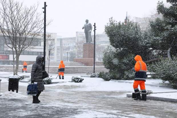 На борьбу со снегом в Симферополе вышло более 400 дворников