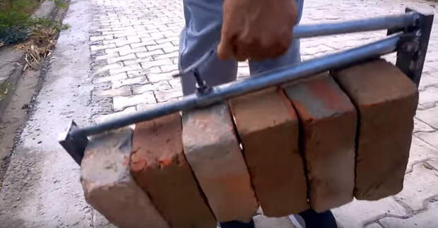 Самодельное приспособление для переноса кирпича и строительных блоков