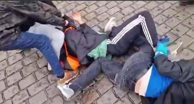 В сети распространяется видео на кадрах которого видно как выходцы из Таджикистана устроили драку на казахстанско-российской границе.
