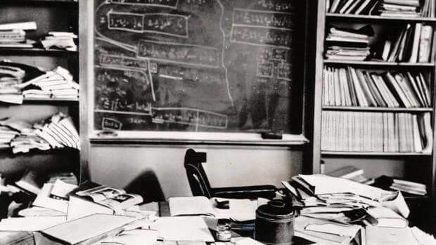 Рабочий стол Альберта Эйнштейна, сфотографированный в день его смерти загадки, интересно, неизведанное, познавательно, тайны