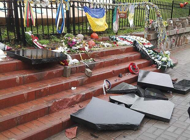 В Киеве разбили памятник погибшим активистам «евромайдана»