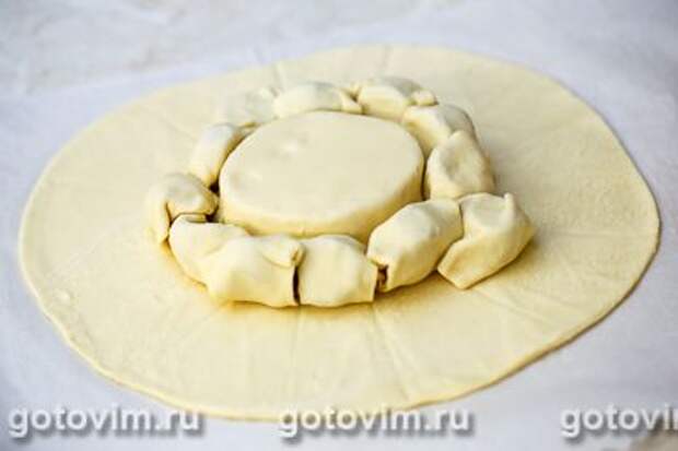 Пирог с запеченным сыром бри и колбасками, Шаг 05