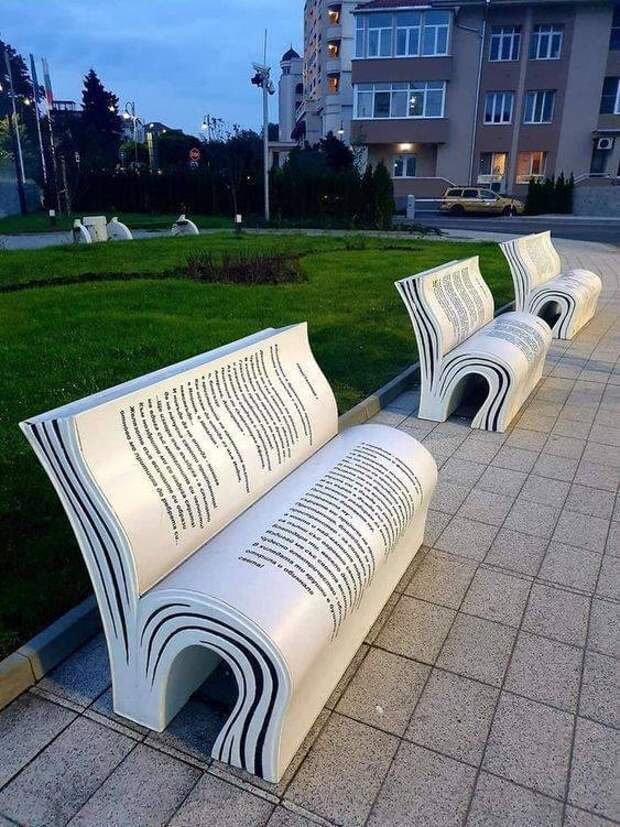 В Болгарии есть скамейки в виде книг