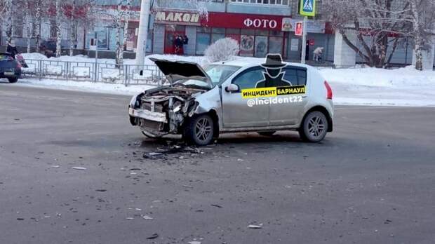 Жесткое ДТП произошло на перекрестке в Барнауле