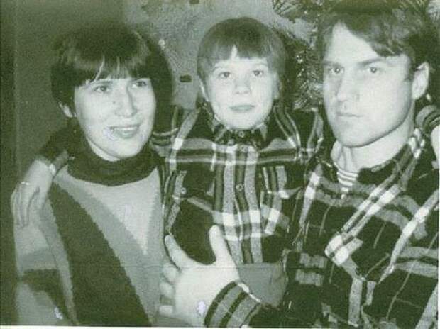 На этом фото вы можете видеть Варю с родителями, когда она была еще совсем маленькой.
