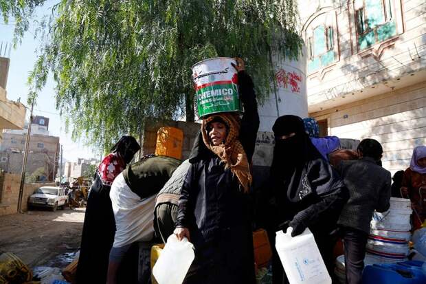 Женщины набирают воду в канистры