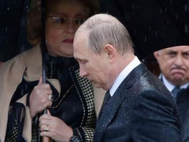 Вымокший до нитки Путин восхитил Запад