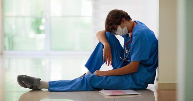«Нам нужно дышать этой вонью»: врач высказался о жутком поведении пациентов в поликлинике