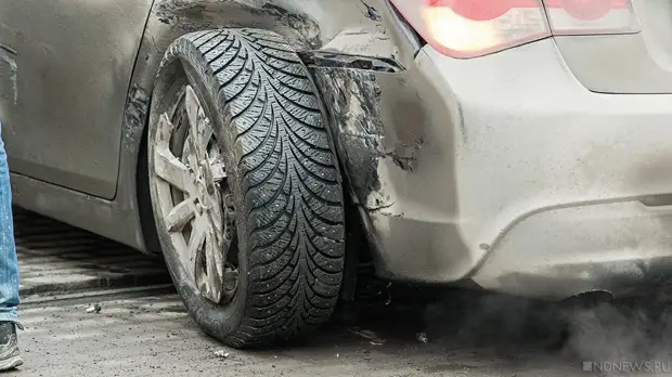 В Челябинске крыша автомойки рухнула на три десятка машин