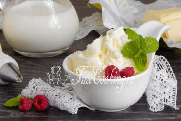 Шаг 9. Используем взбитые сливки в качестве самостоятельного десерта (в таком случае подавайте их со свежими фруктами и ягодами) или как основу для домашнего мороженого