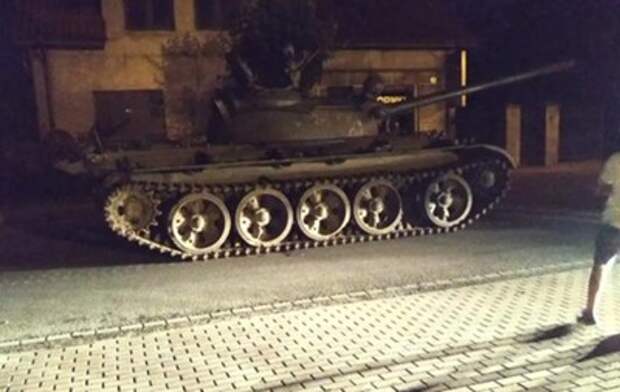 Пьяный поляк прокатился по городу на советском танке
