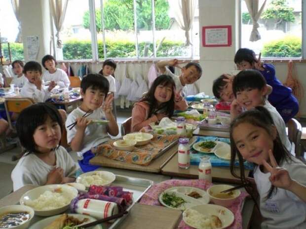 3. Ученики едят в классе. школа, япония