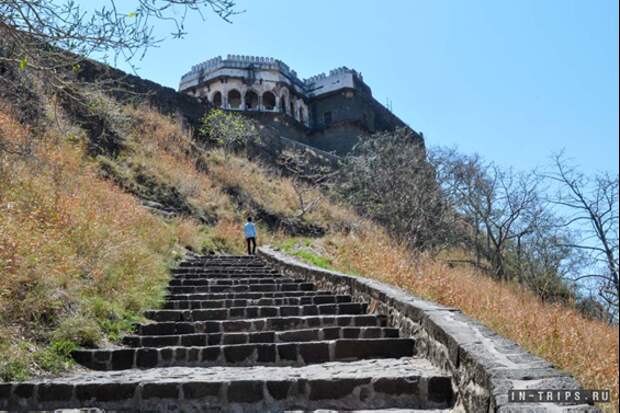 Дорога по склону во дворец Даулатабад. Источник https://in-trips.ru/blog/ekskursiya-v-daulatabad.html
