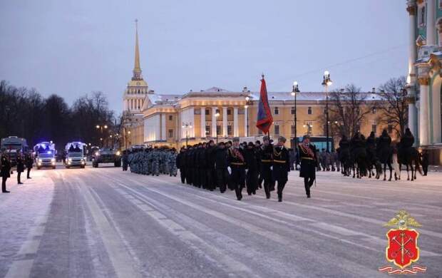 На Дворцовой площади прошёл смотр полиции Петербурга