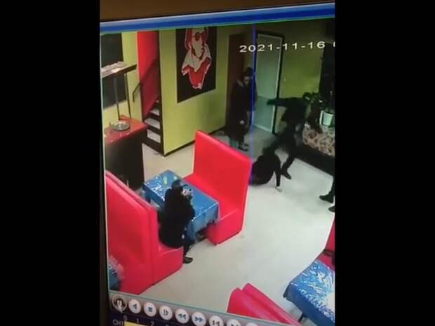 Хозяин кафе в нижнем новгороде избил девушку. Избил девушку ресторан. Пьяный дагестанец в кафе. Девушка избивает девушку. Избиение девушки в тц.