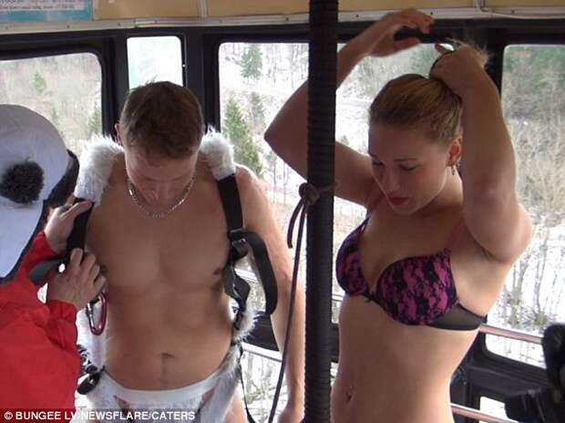article-2560084-1B7E271200000578-491_634x475