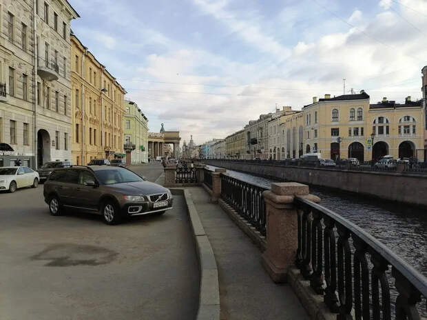 Кредиты на сотни миллионов: банк забирает квартиру у экс-ректора СПбГУП