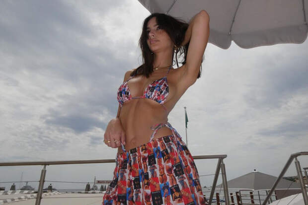 Модель Эмили Ратаковски снялась в бикини на пляже