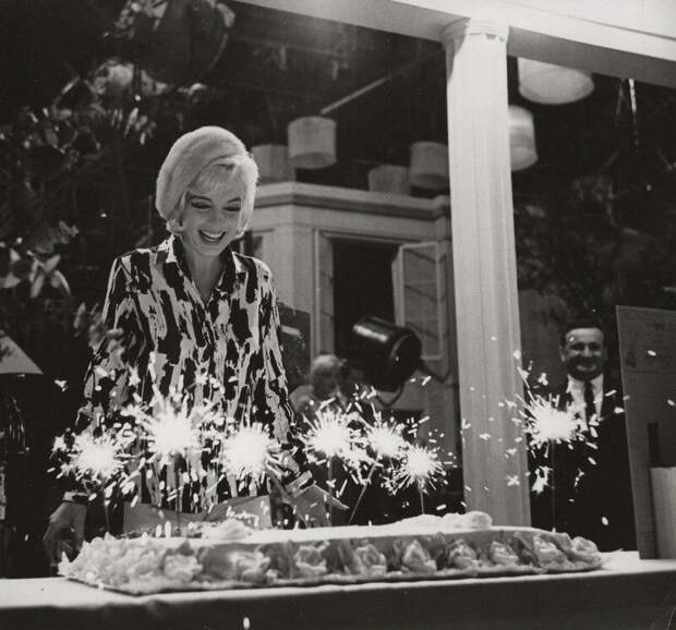 Это последний день рождения Мэрилин, а также был последний день и на съемочной площадке фильма «Что-то должно случиться», 1 июня 1962 г. история, люди, факты